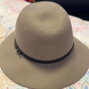 Women hat in good condition